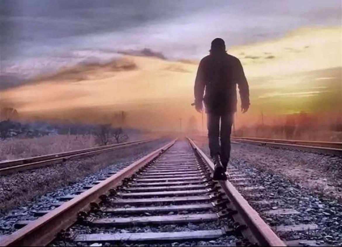 Человек идет по дороге