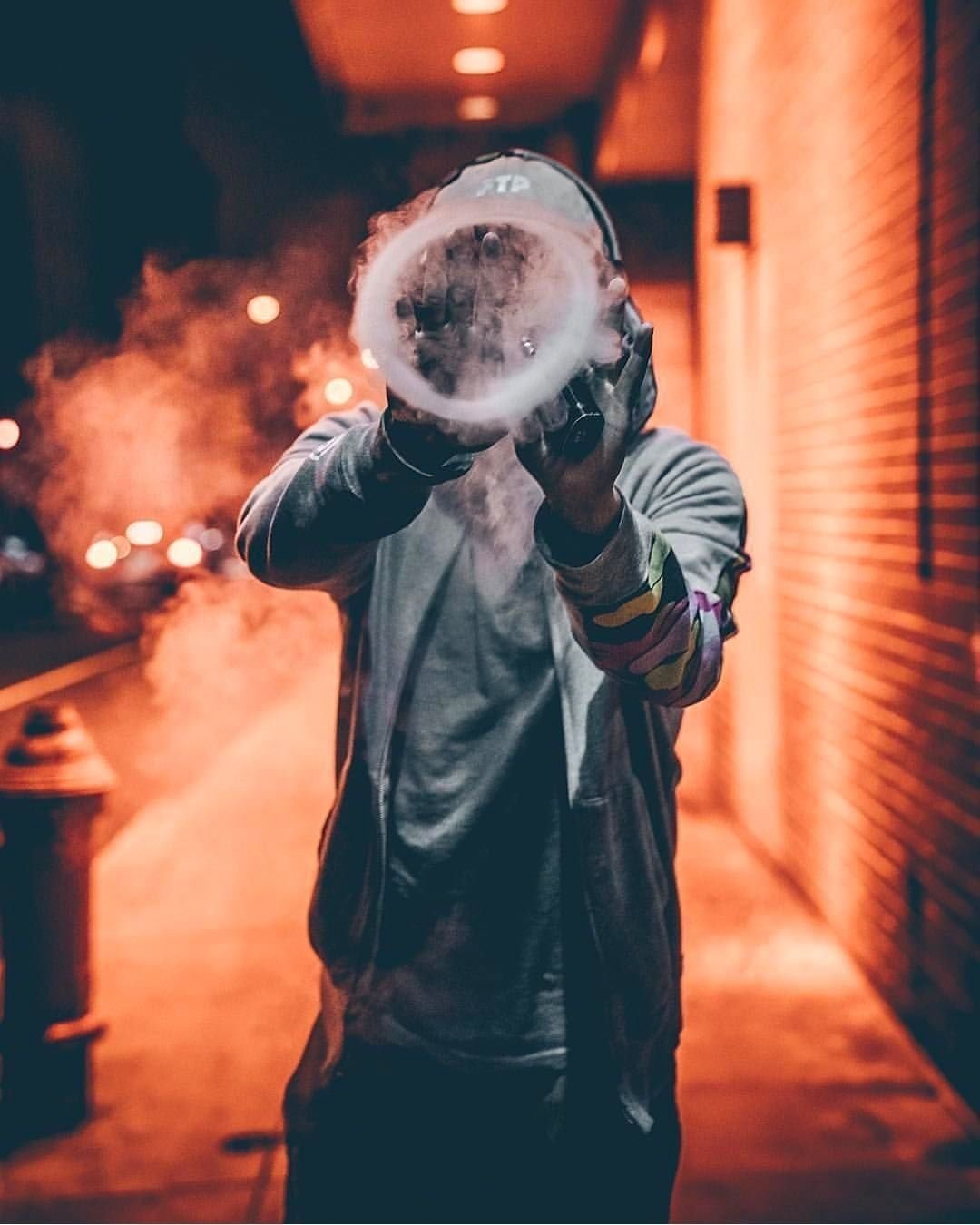 Парень с ВЕЙПОМ