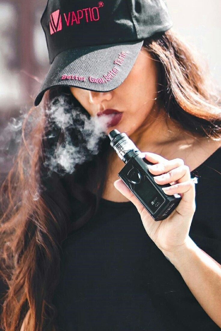 Девушка курит