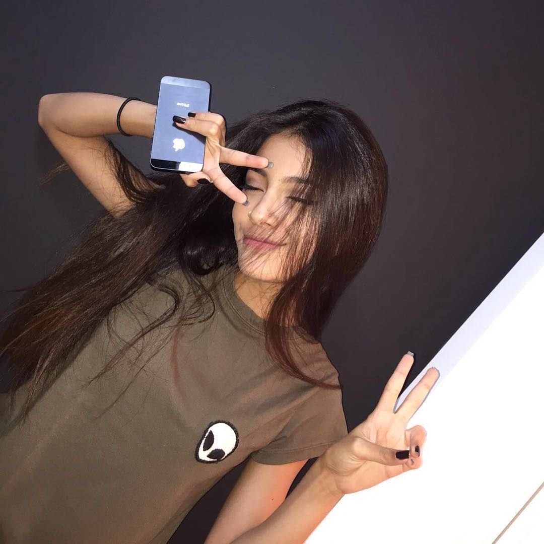 Девушка селфи с телефоном