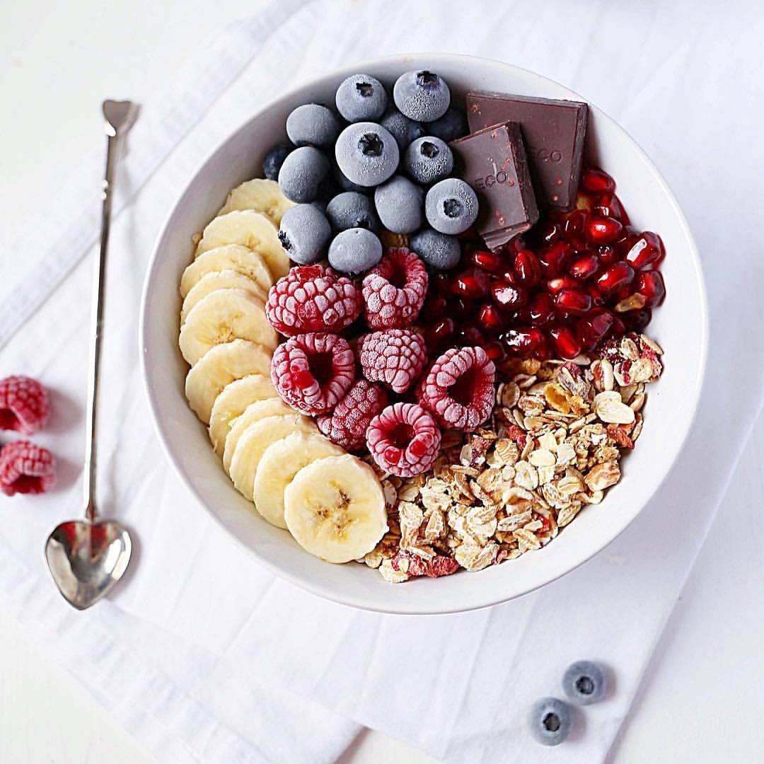 Тарелка с фруктами и сладостями