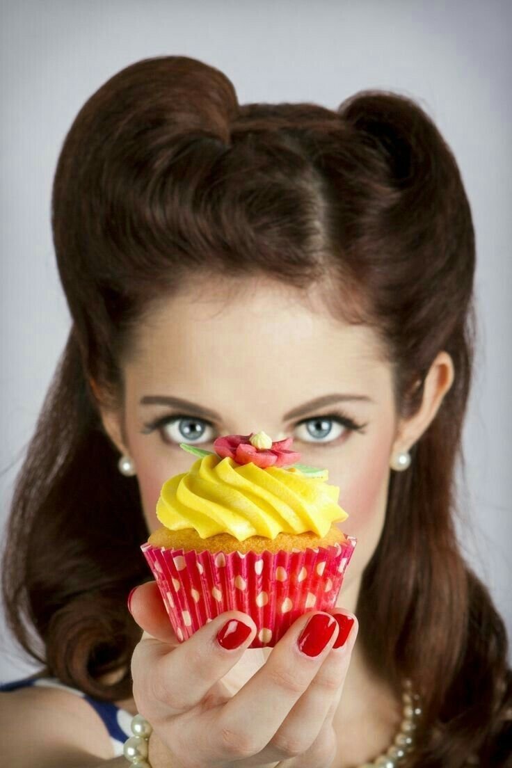 Девушка с капкейком