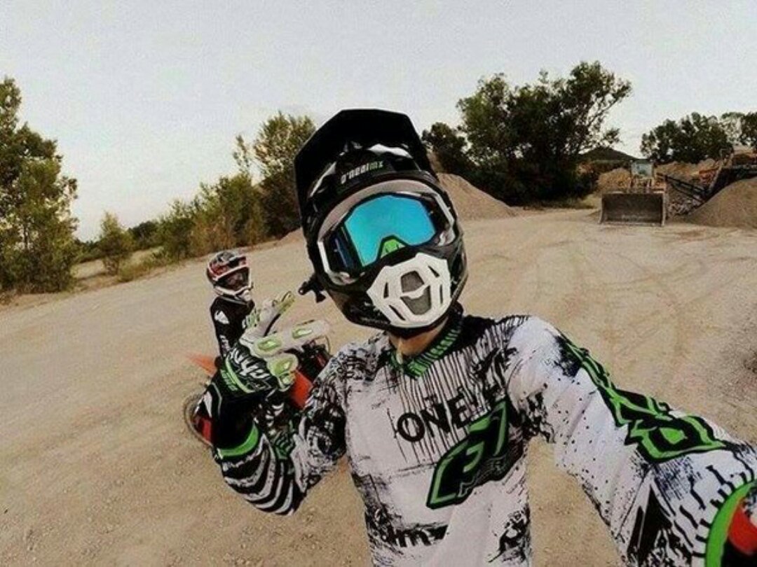 Селфи в кроссовом шлеме