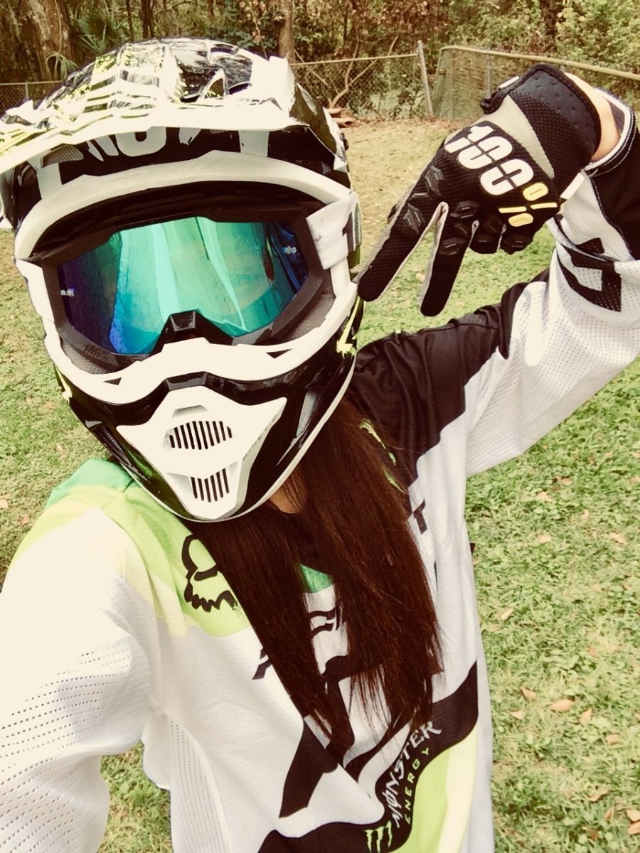 Селфи в кроссовом шлеме