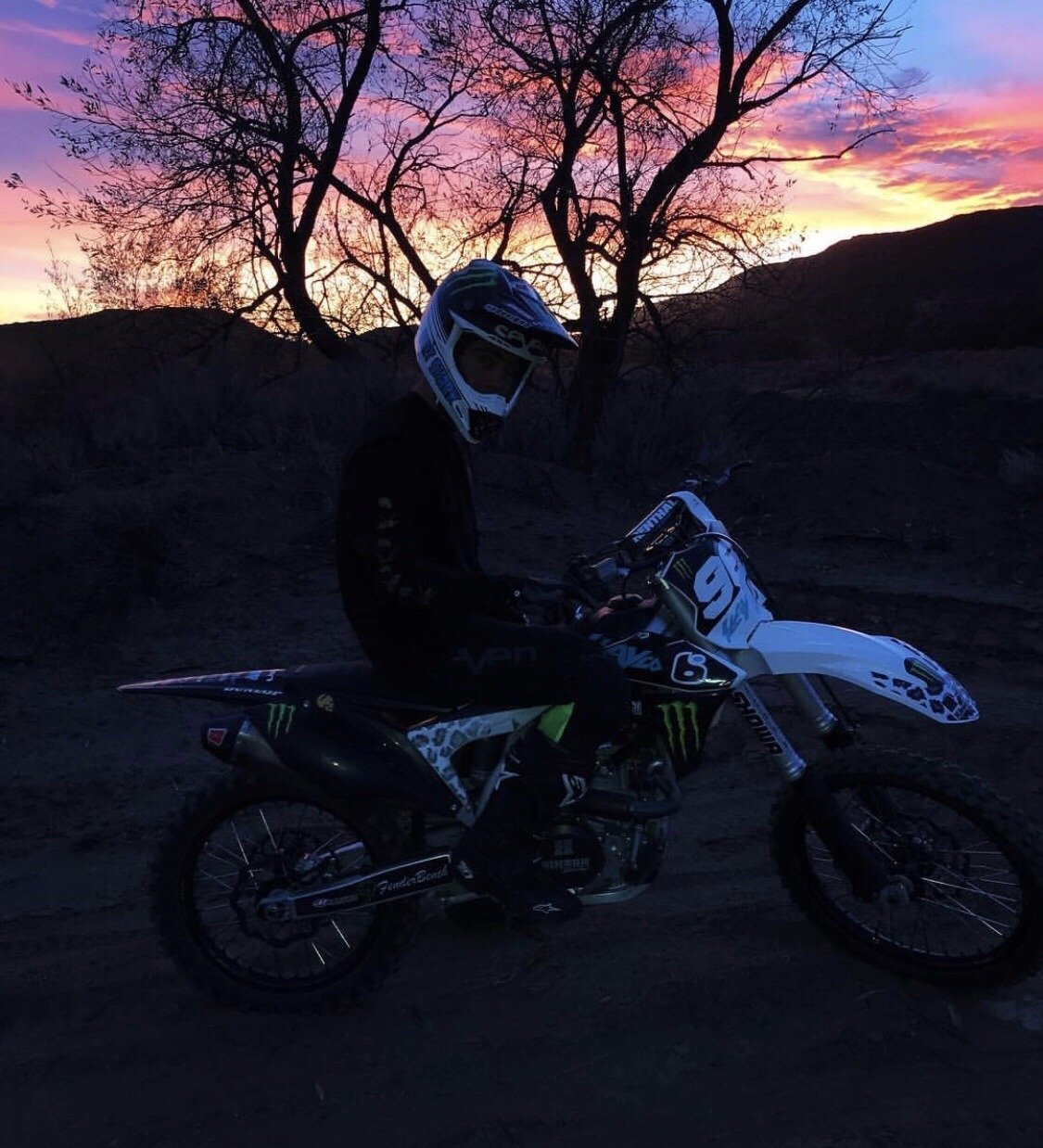 Стант на кроссовом мотоцикле