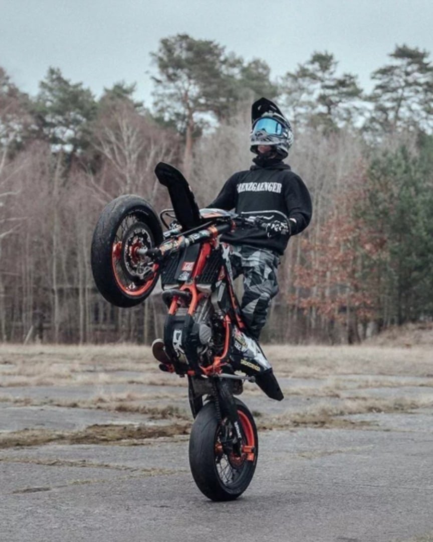 Девушка на питбайке