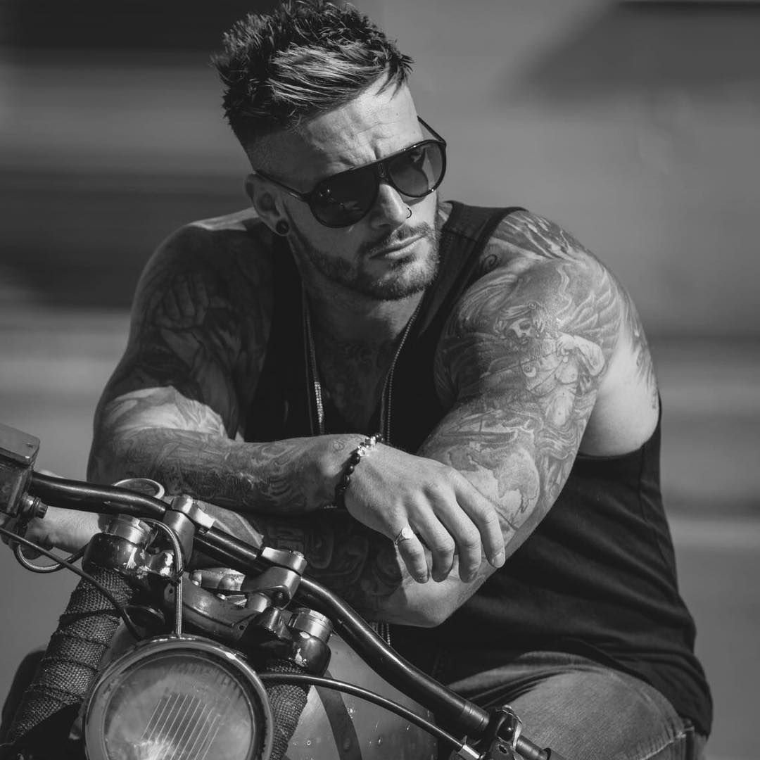 Брутальный байкер