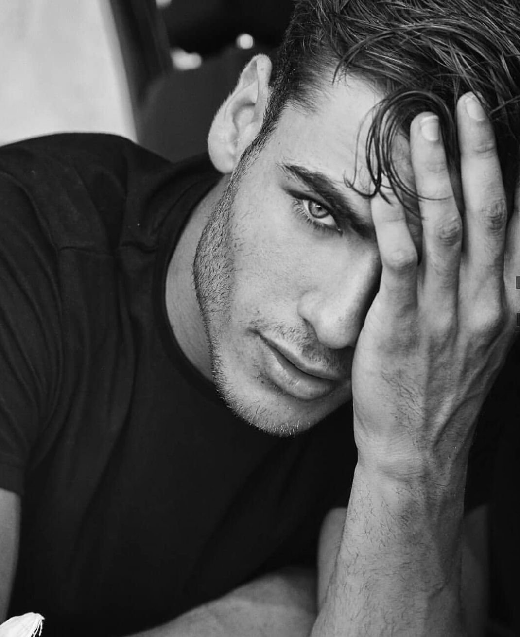 Брутальный мужчина в шляпе