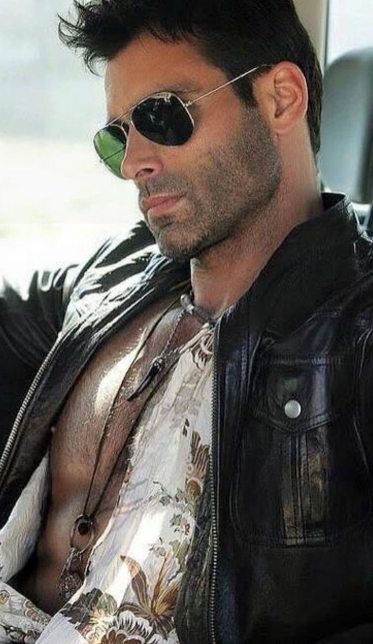 Брутальный мужчина в очках