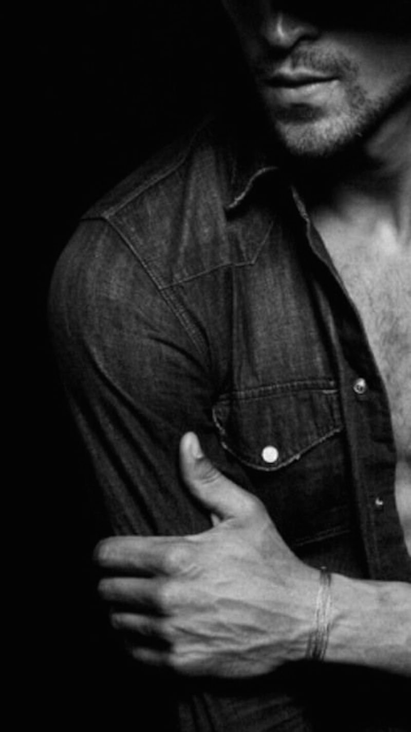 Грудь в мужских руках