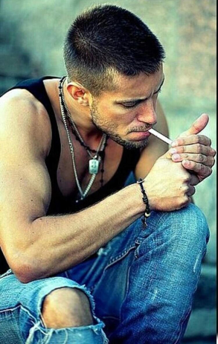 Брутальный парень в белой рубашке