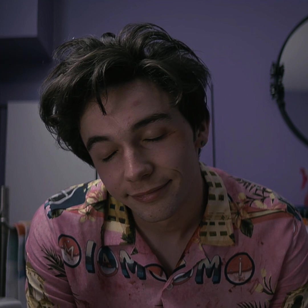 Уэйн сериал розовый костюм