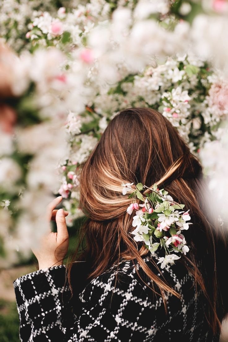 Брюнетка с розами