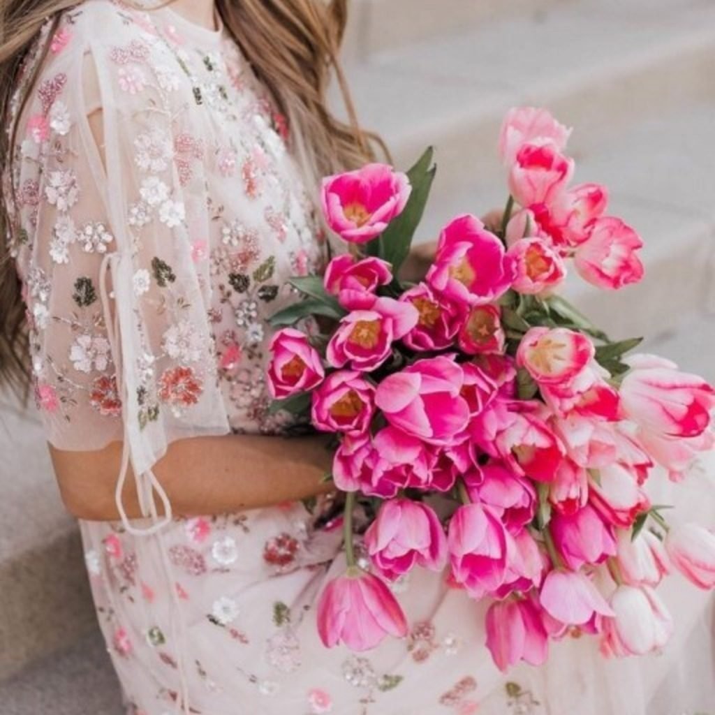 Девушка с цветами Эстетика