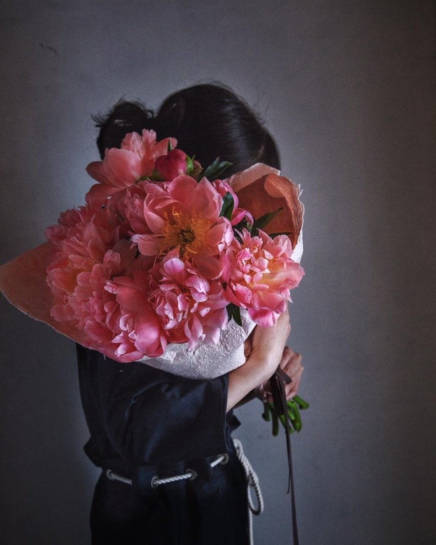 Женщина с цветами без лица