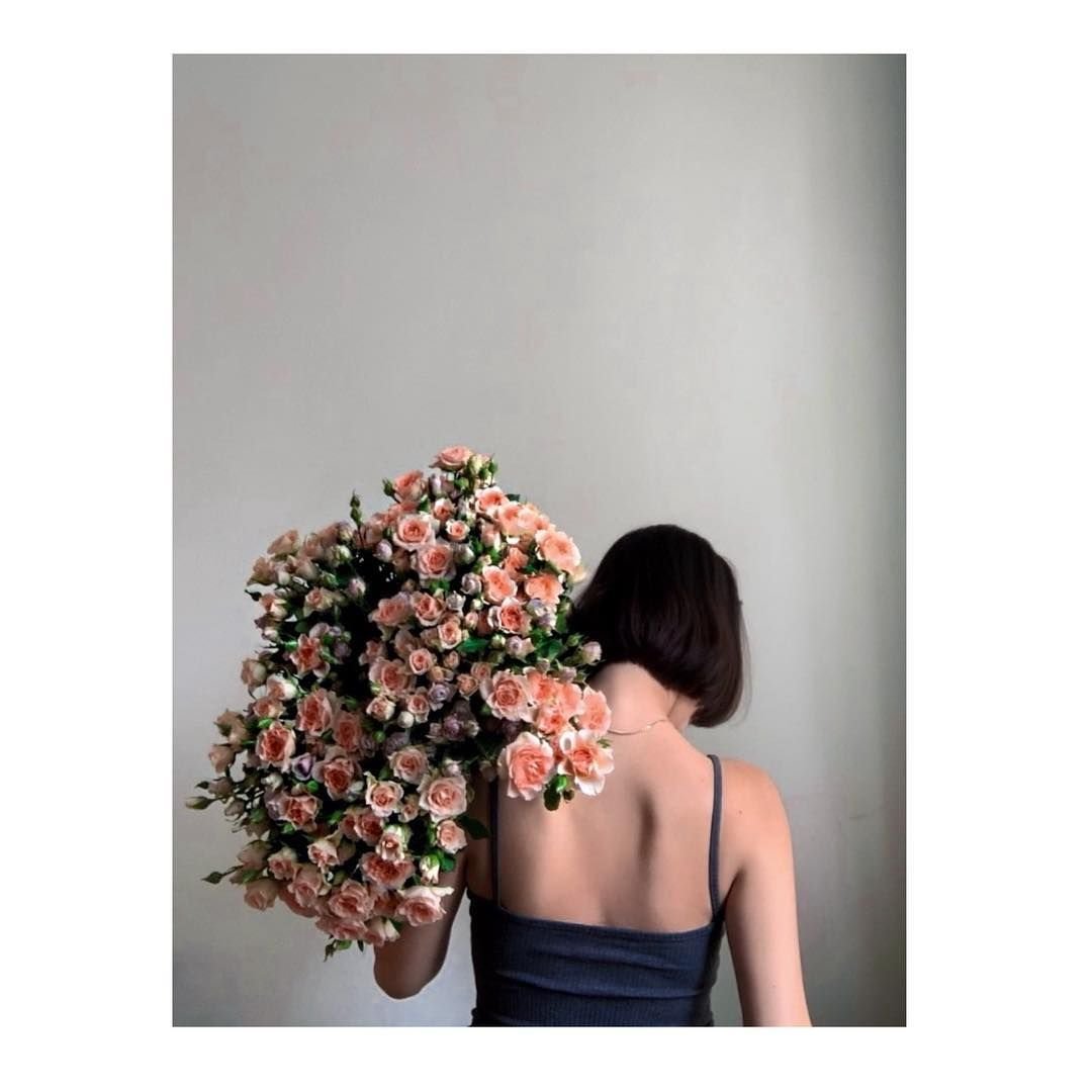Фото женщина с цветами со спины