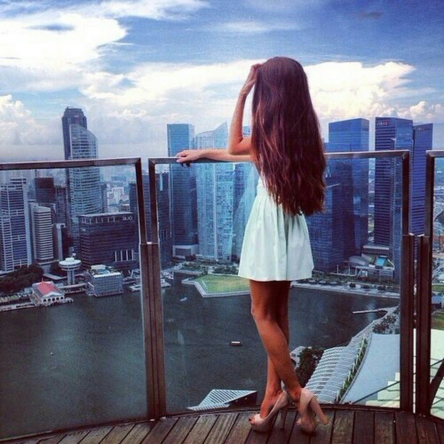 Девушка на балконе со спины