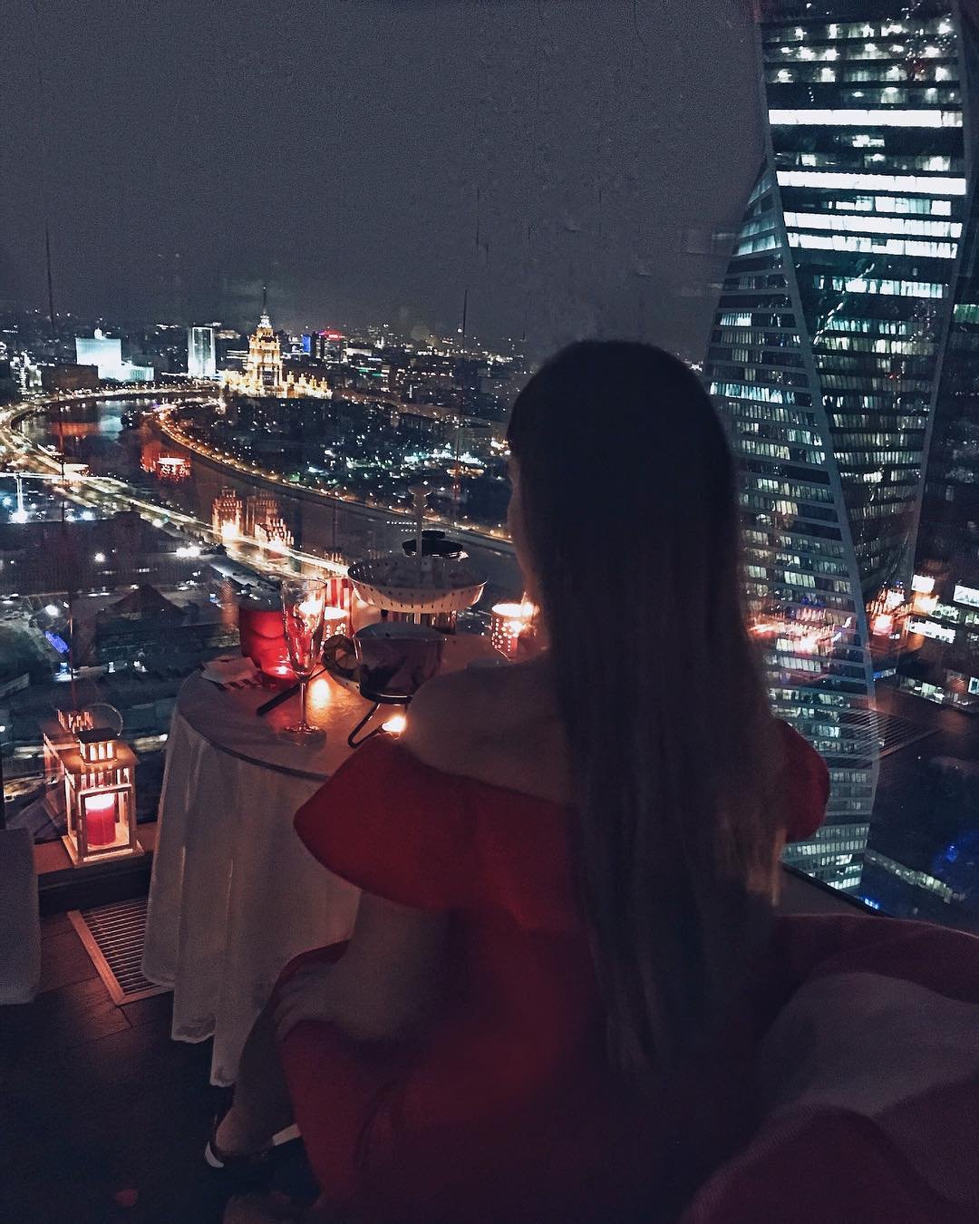 Девушка вечером