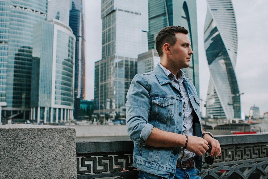 Девушка в красивом видом в Москва Сити