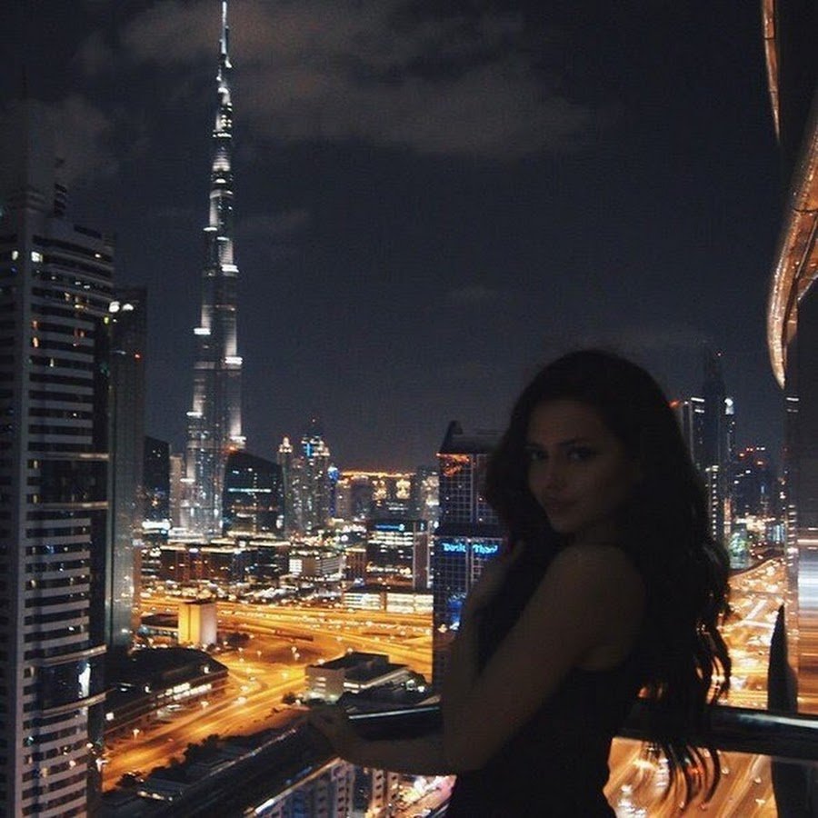 Красивый вид из окна на город