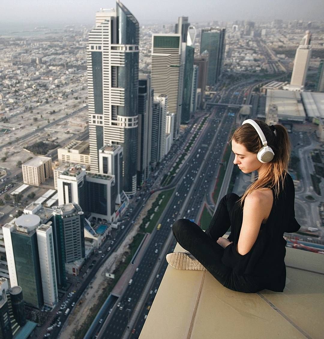 Красивая брюнетка Париж