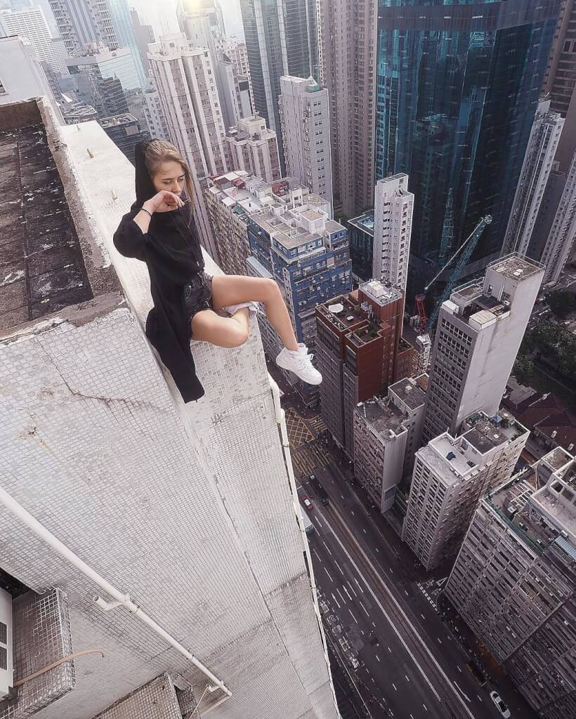 Девушка ночью в Москве