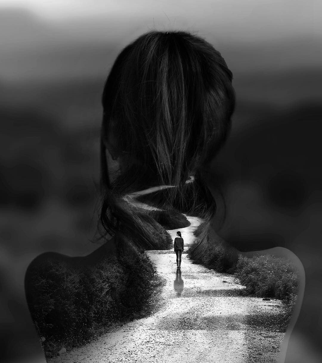 Девушка с синими розами