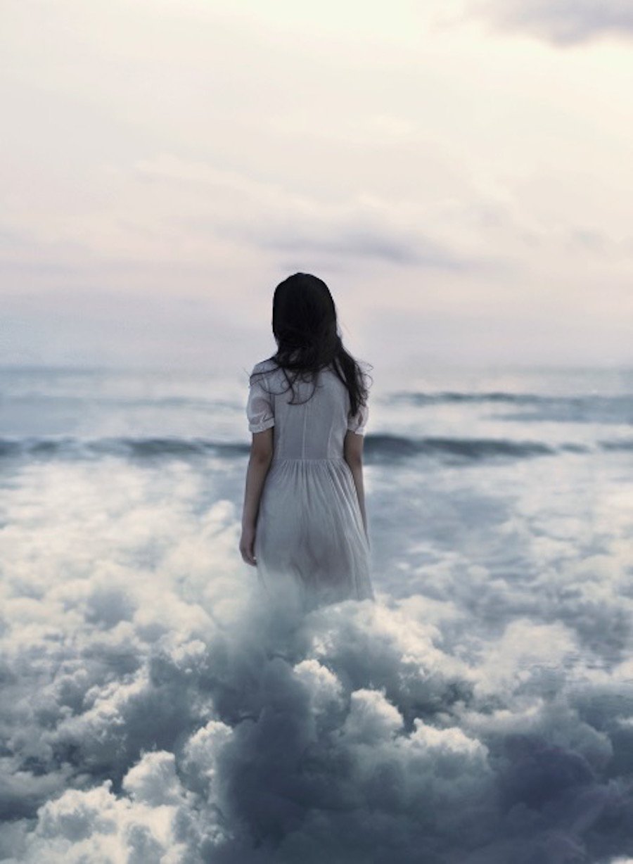 Девушка сидит на берегу