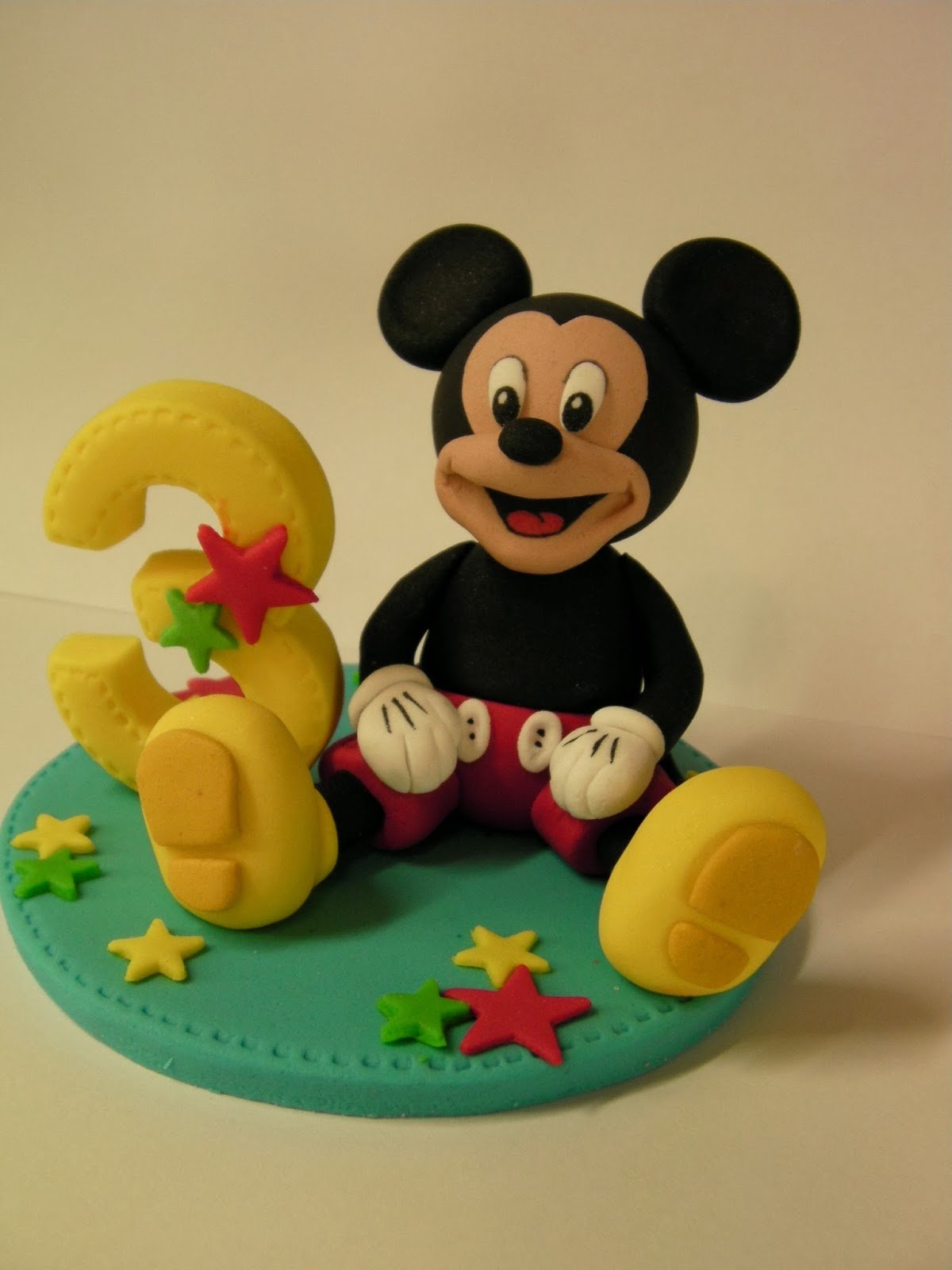 Фигурка Микки Мауса из мастики