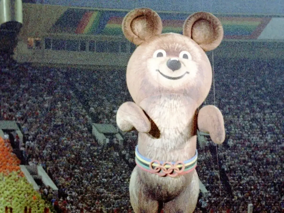 До свидания наш ласковый миша. Олимпийский мишка 1980. Медведь с олимпиады 1980. Олимпийские игры 1980 мишка.