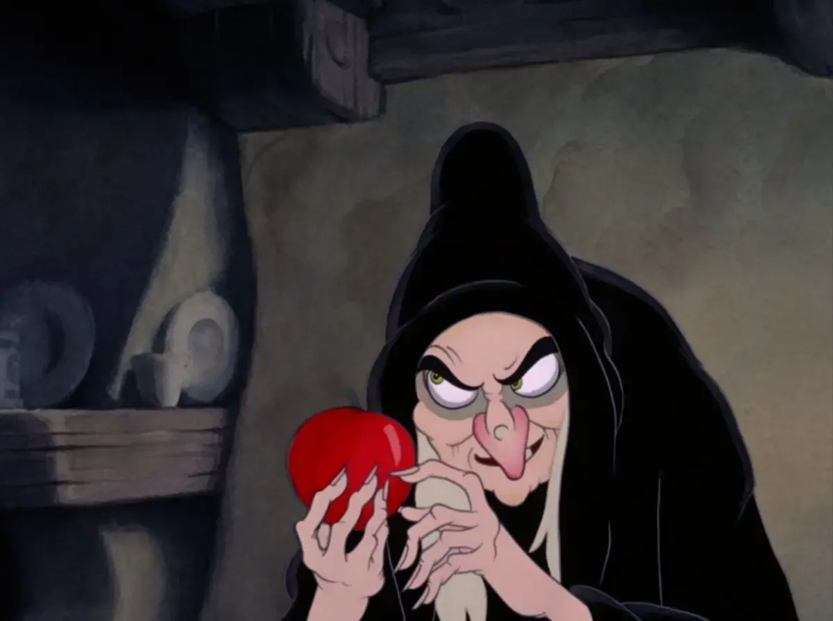 Ведьма с яблоком