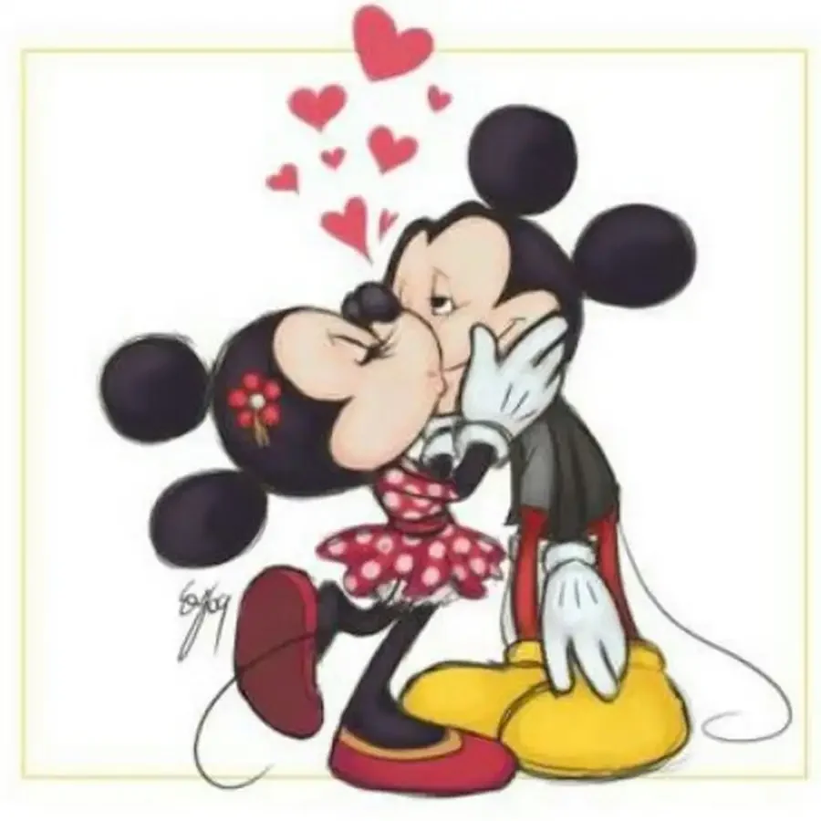 Микки Маус целует Минни