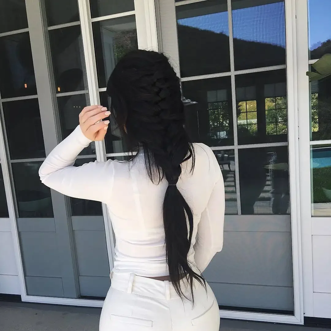 Кайли Дженнер с черными волосами со спины