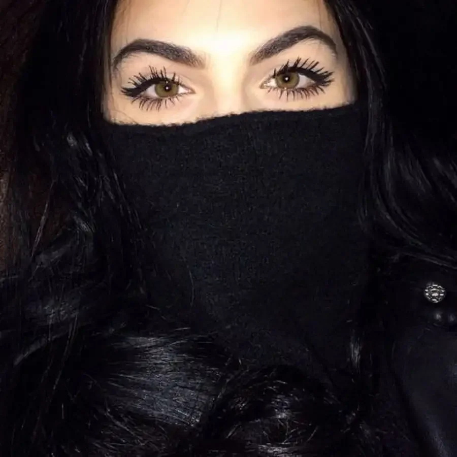 Кавказские девушки с черными волосами