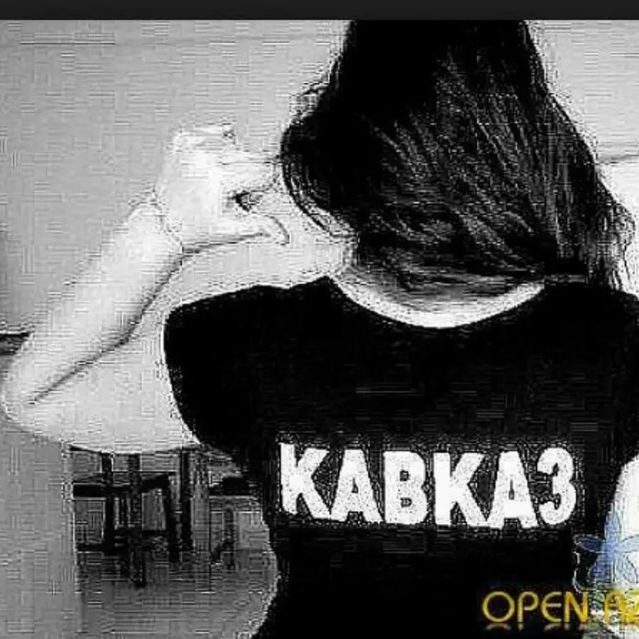 Кавказская девушка в майке