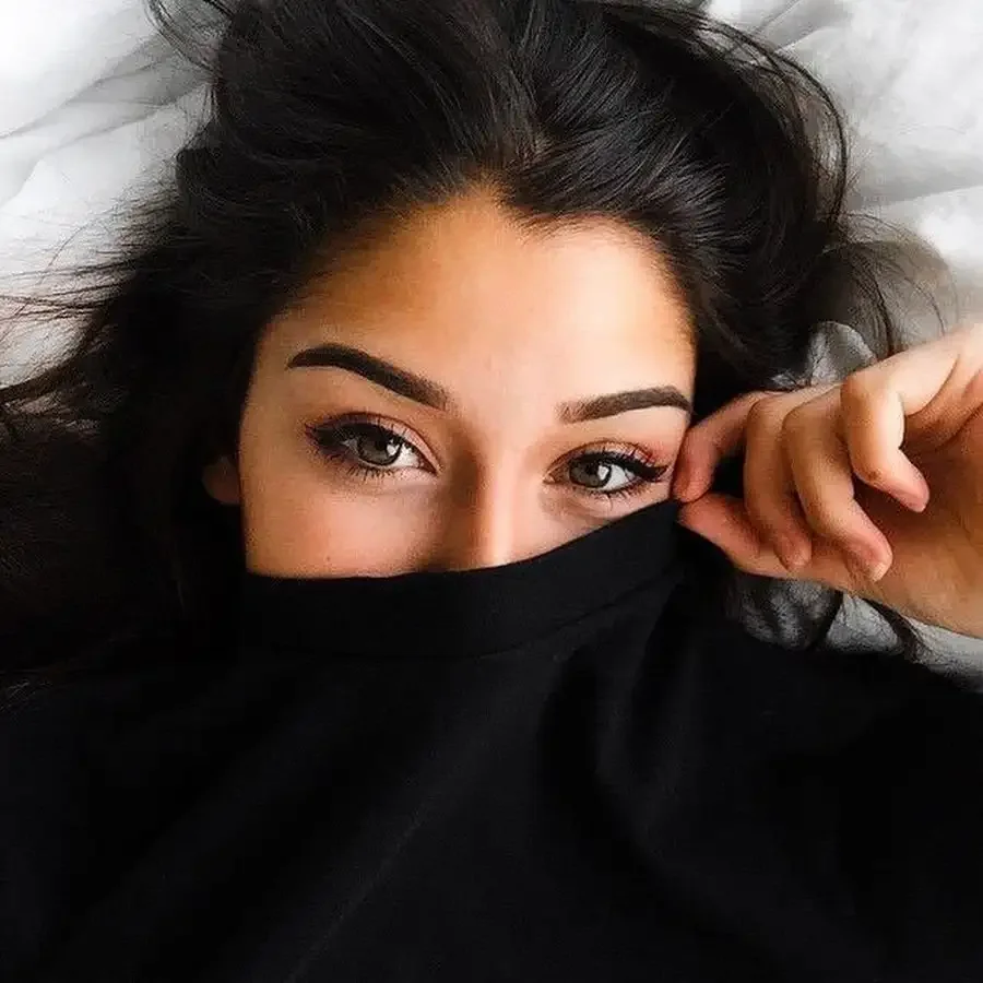 Брюнетка с карими глазами