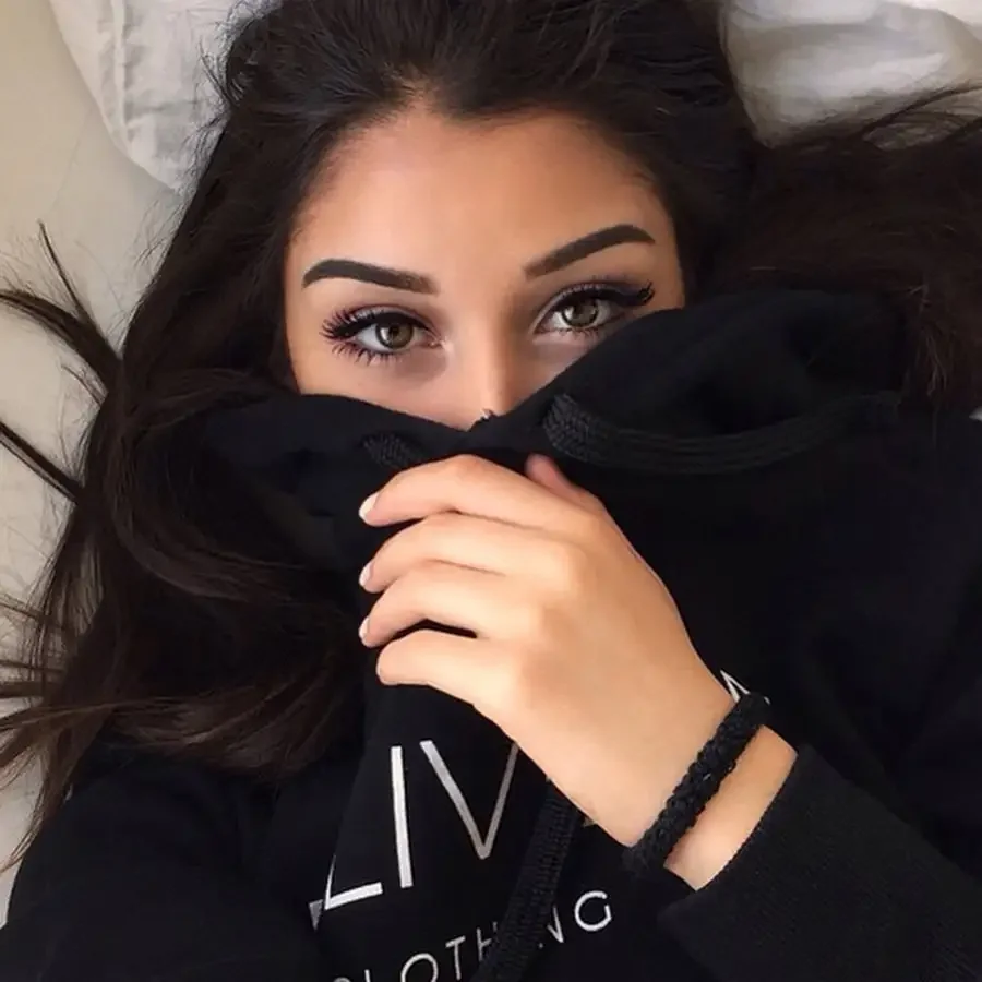 Брюнетка с черными глазами