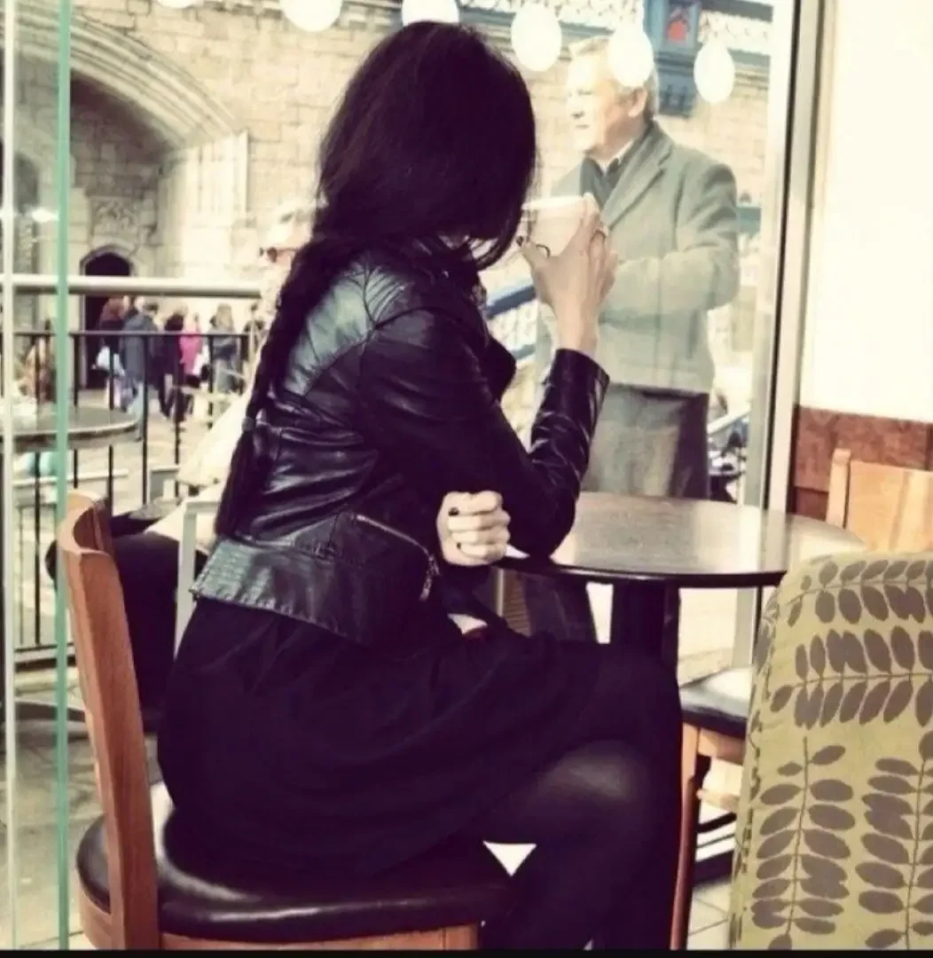 Кавказские девушки со спины