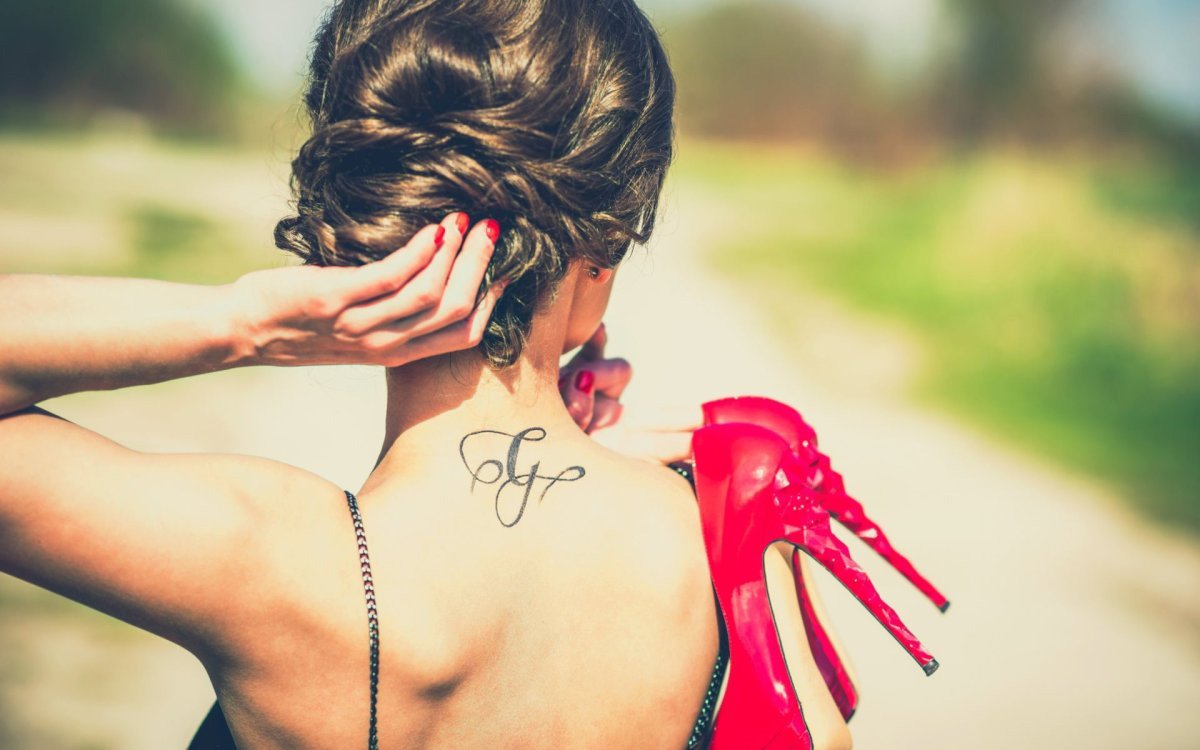 Брюнетка с тату на спине