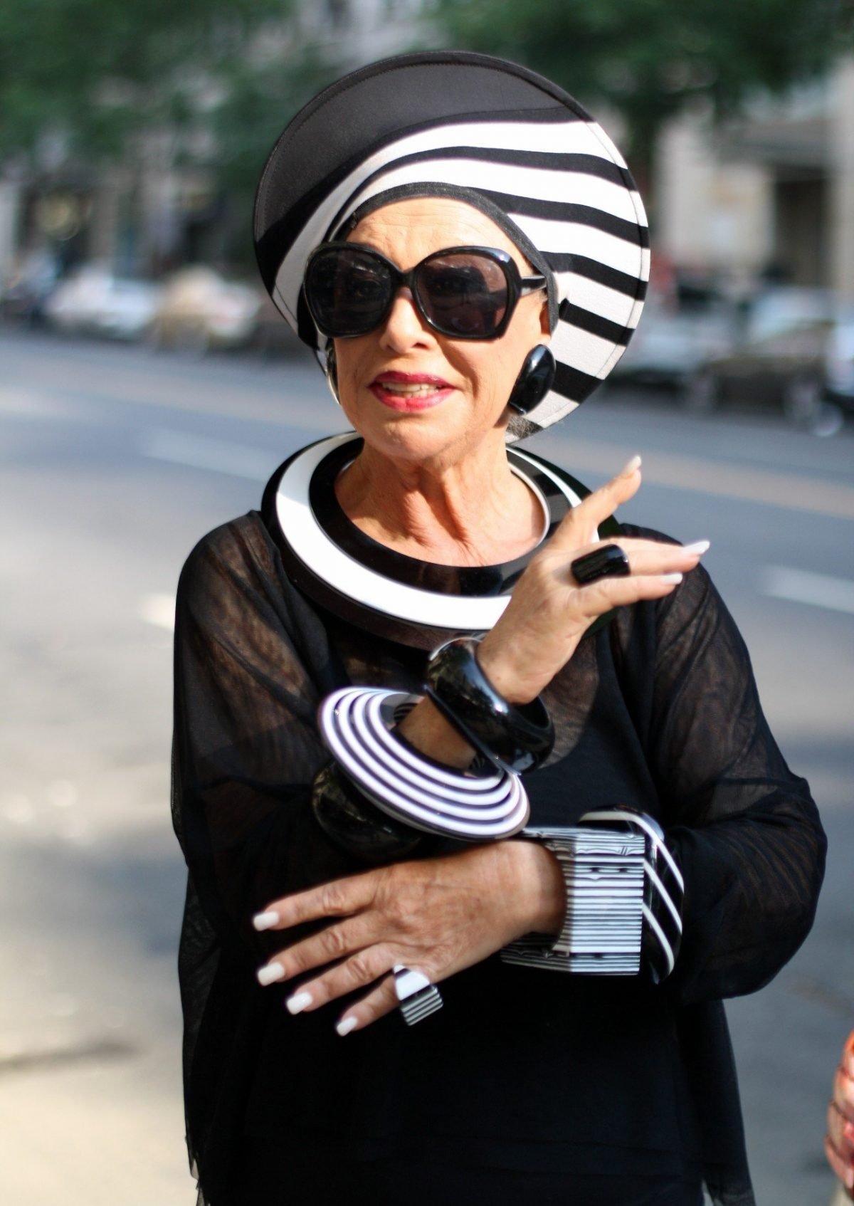 Красивая девушка с орхидеей