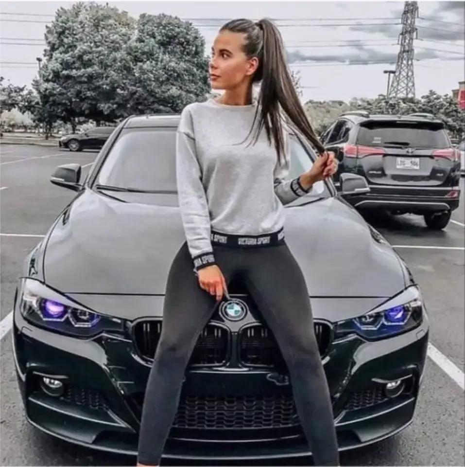 Девушка возле машины