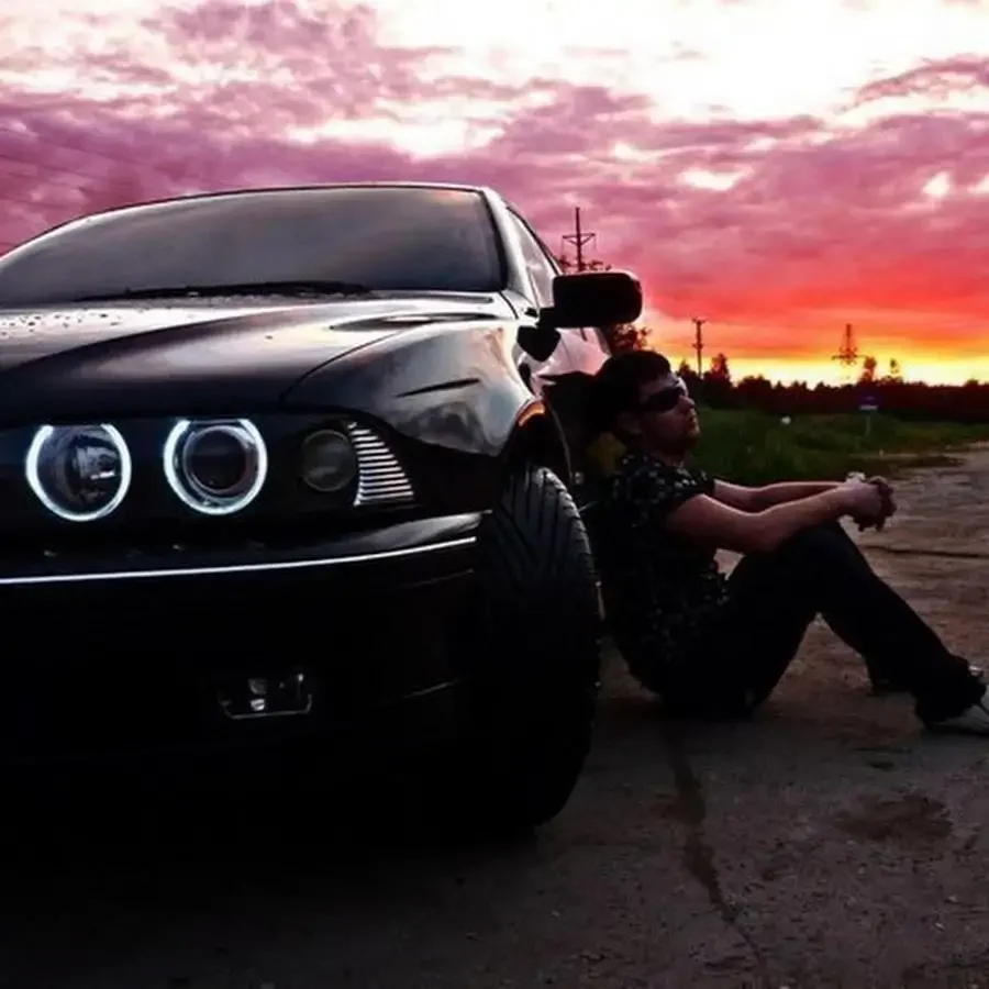 Пацан возле машины