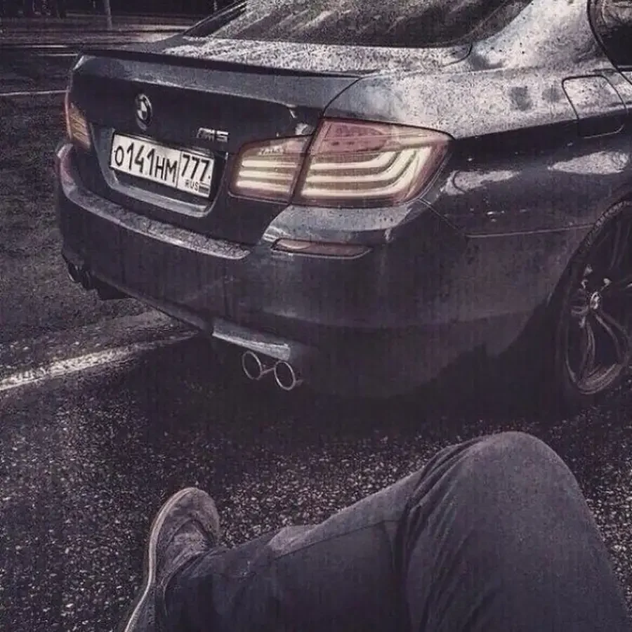 Парень в машине на аву