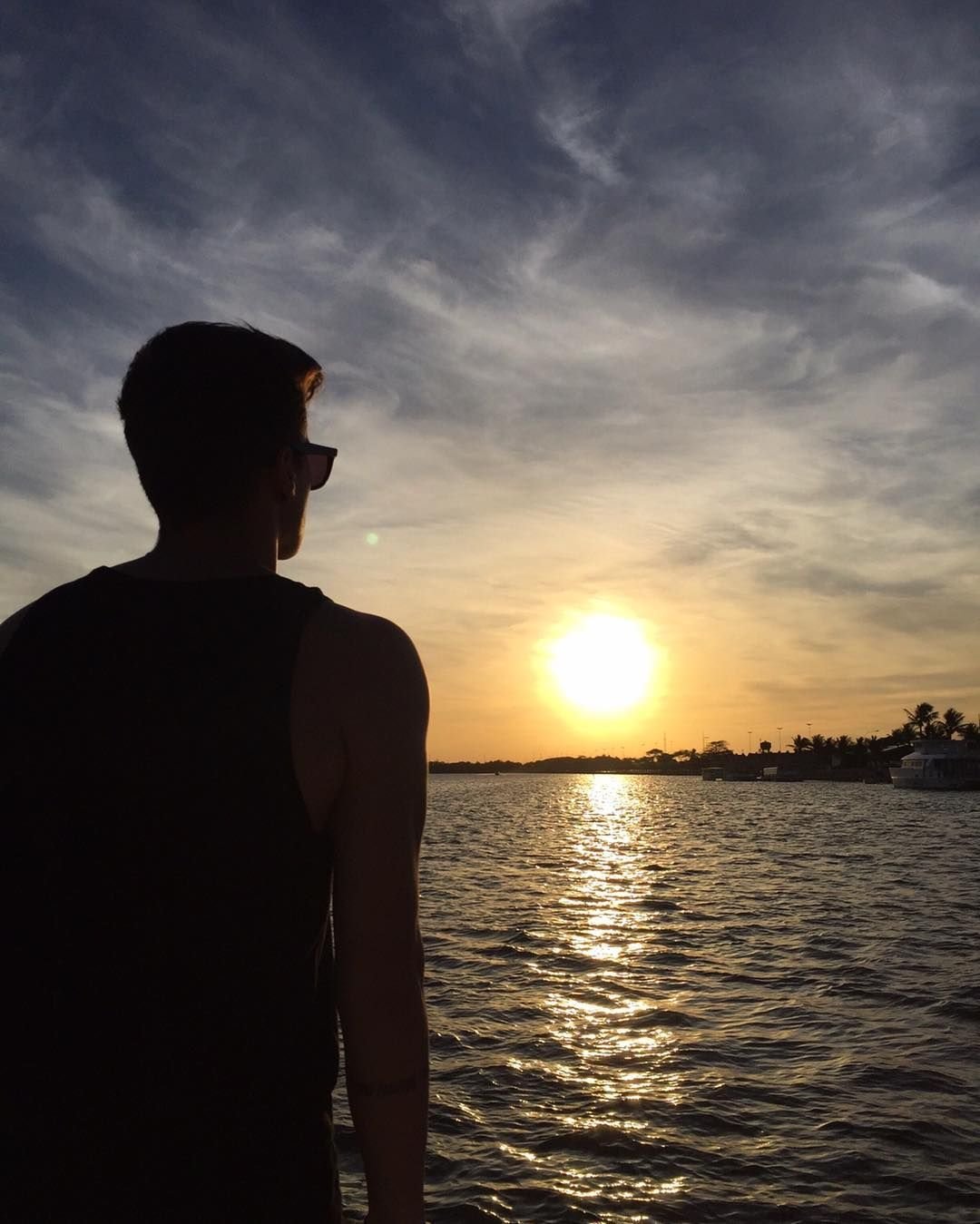 Обычный парень со спины