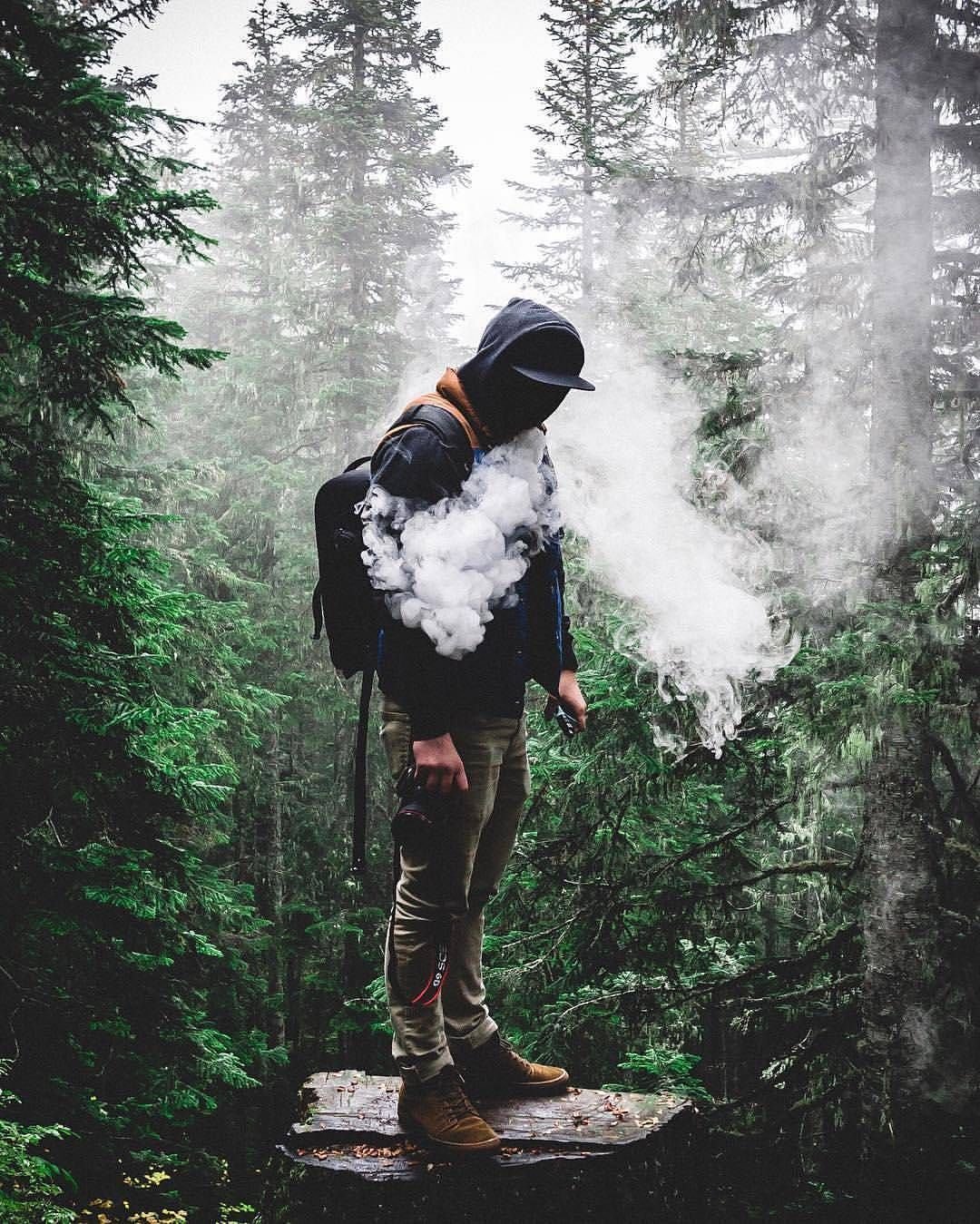 Парень и дым 2021