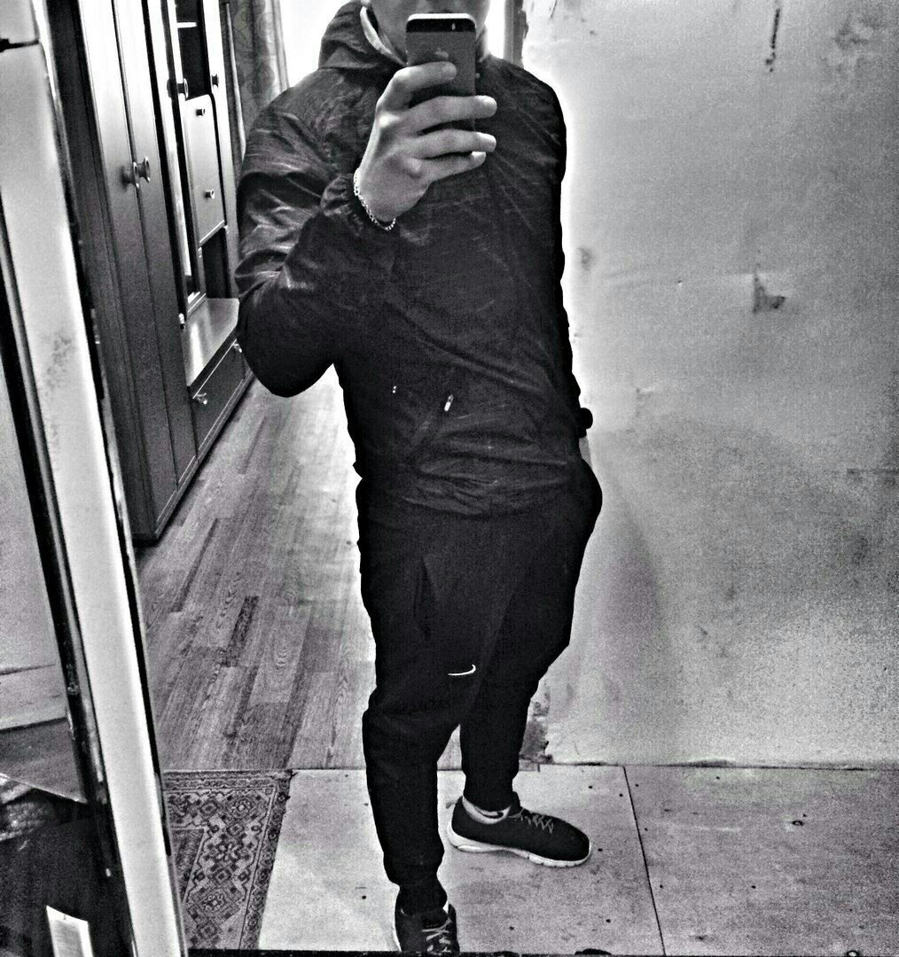 Парень без лица на улице