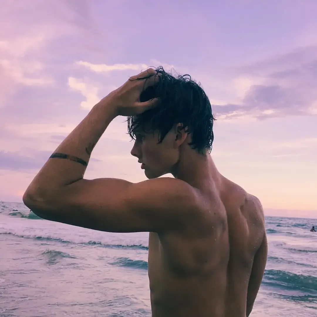 Красивый мужчина со спины