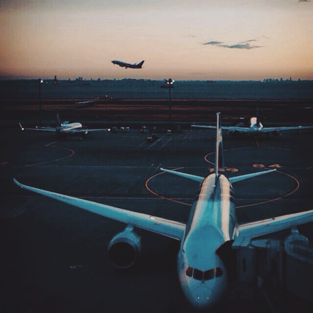 Самолет и аэропорт