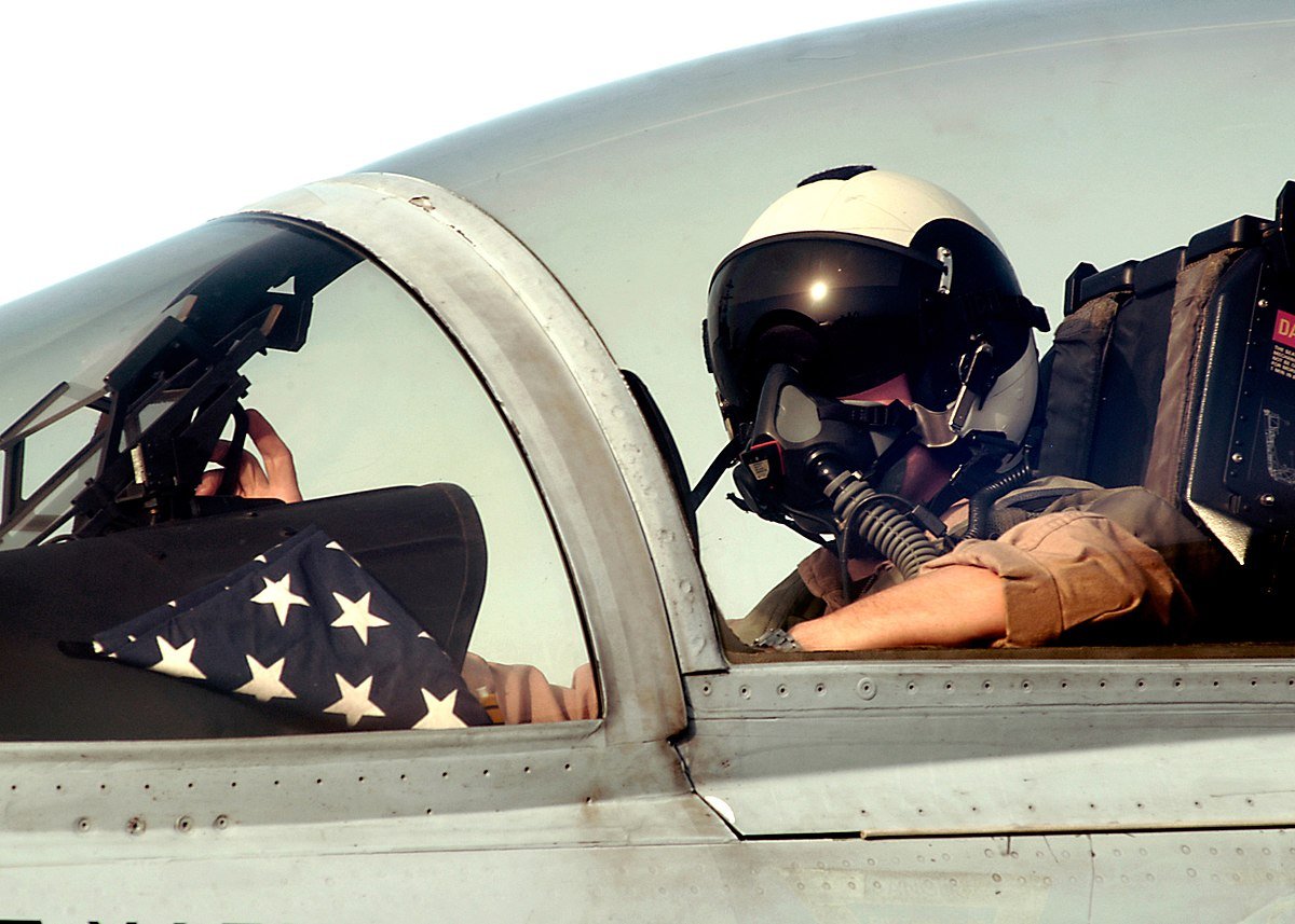 Военный летчик в самолете