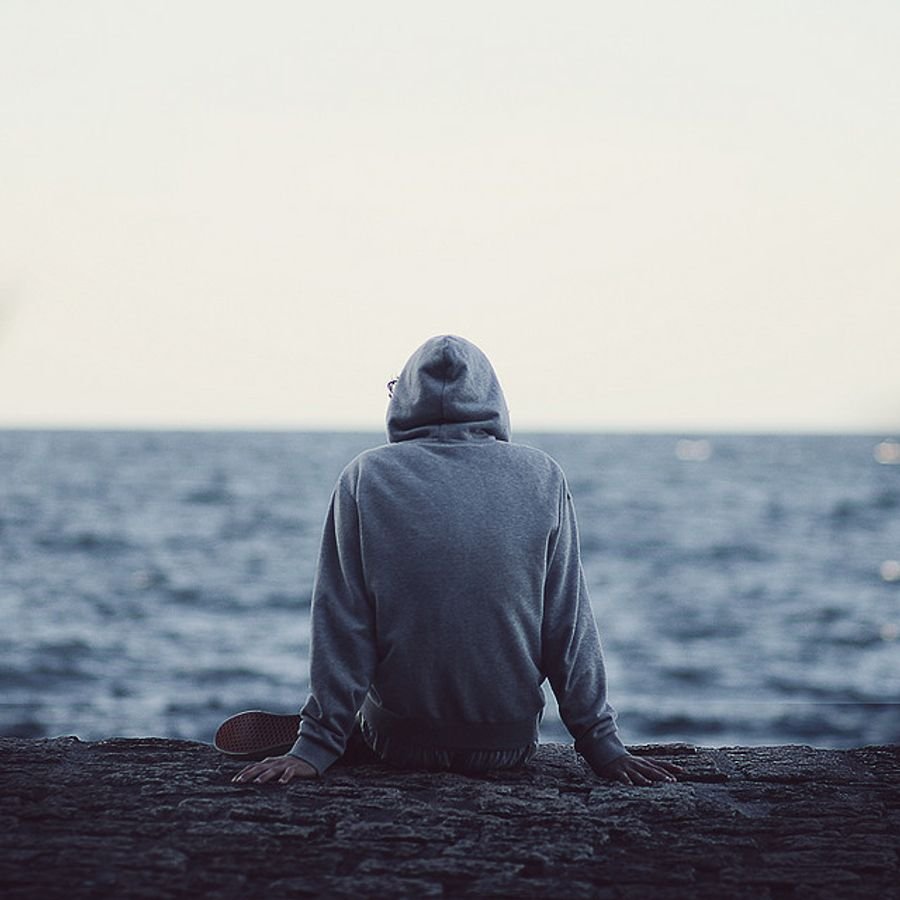 Одинокий парень со спины